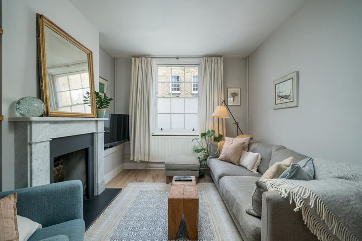 London London Borough of SouthwarkのBuilding Saint George's Road - primecityrentals - 1532072のアパートメントにある、モダンな家具を備えたエレガントなデザインのリビングルーム