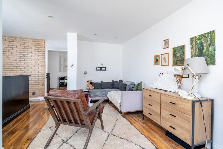 Sala de estar elegantemente projetada com móveis modernos em um apartamento no Building Conduit Mews - primecityrentals - 1532071 em City of Westminster, London Sala de estar elegantemente projetada com móveis modernos em um apartamento no Building Conduit Mews - primecityrentals - 1532071 em City of Westminster, London