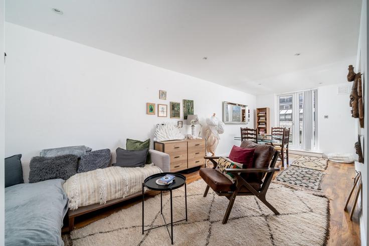 Elegant gestaltetes Wohnzimmer mit moderner Einrichtung in einer Wohnung im Building Conduit Mews - primecityrentals - 1532071 in City of Westminster, London