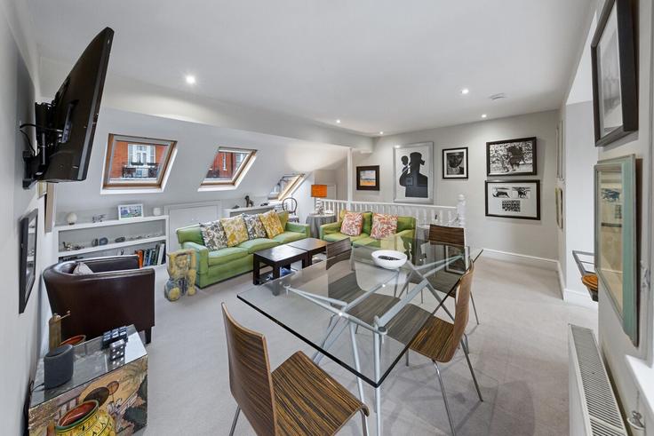 Elegante sala de estar con mobiliario moderno en un apartamento en Building Lurline Gardens - primecityrentals - 1538656 en London Borough of Wandsworth, London Elegante sala de estar con mobiliario moderno en un apartamento en Building Lurline Gardens - primecityrentals - 1538656 en London Borough of Wandsworth, London