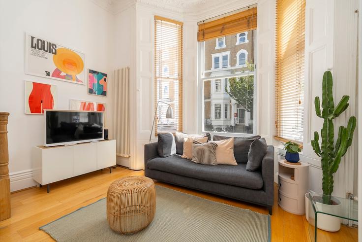 London Royal Borough of Kensington and ChelseaのBuilding Nevern Place - primecityrentals - 1589707のアパートメントにある、モダンな家具を備えたエレガントなデザインのリビングルーム
