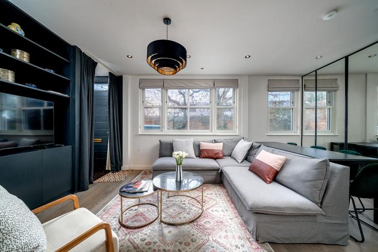 Elegant gestaltetes Wohnzimmer mit moderner Einrichtung in einer Wohnung im Building McLeod's Mews - primecityrentals - 1609807 in Royal Borough of Kensington and Chelsea, London