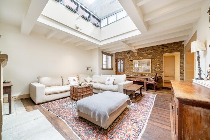 Elegant gestaltetes Wohnzimmer mit moderner Einrichtung in einer Wohnung im Building Anhalt Road - primecityrentals - 1610308 in London Borough of Wandsworth, London Elegant gestaltetes Wohnzimmer mit moderner Einrichtung in einer Wohnung im Building Anhalt Road - primecityrentals - 1610308 in London Borough of Wandsworth, London