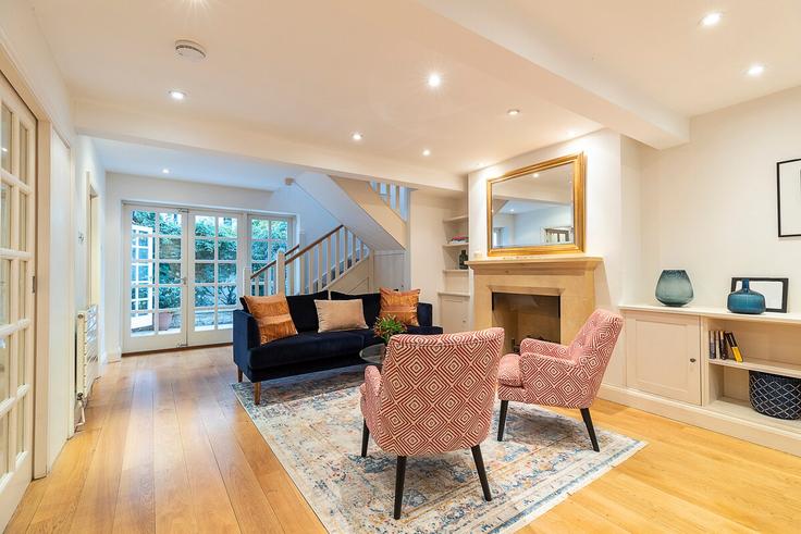 Elegant gestaltetes Wohnzimmer mit moderner Einrichtung in einer Wohnung im Building Dunstable Mews - primecityrentals - 1621759 in City of Westminster, London