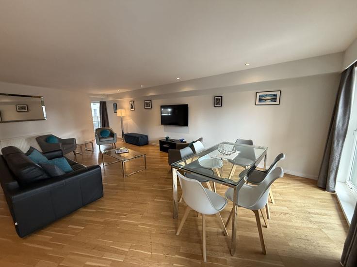 Sala de estar elegantemente projetada com móveis modernos em um apartamento no Building High Street - principal-apartments - 1539782 em Calton, Glasgow Sala de estar elegantemente projetada com móveis modernos em um apartamento no Building High Street - principal-apartments - 1539782 em Calton, Glasgow