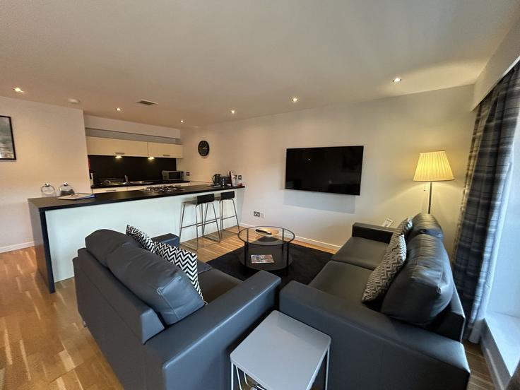 Sala de estar elegantemente projetada com móveis modernos em um apartamento no Building High Street - principal-apartments - 1539781 em Calton, Glasgow Sala de estar elegantemente projetada com móveis modernos em um apartamento no Building High Street - principal-apartments - 1539781 em Calton, Glasgow