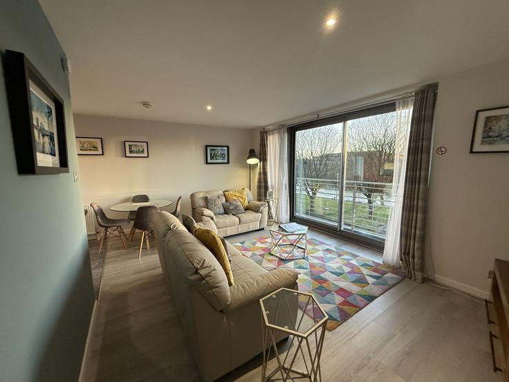 Sala de estar elegantemente projetada com móveis modernos em um apartamento no Building Clyde Street - principal-apartments - 1539789 em Merchant City and Trongate, Glasgow Sala de estar elegantemente projetada com móveis modernos em um apartamento no Building Clyde Street - principal-apartments - 1539789 em Merchant City and Trongate, Glasgow