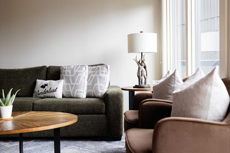 Building Kananaskis Way - pristine-peak-getaways - 1608767 adresindeki bir dairede modern mobilyalarla zarif bir şekilde tasarlanmış oturma odası Canmore, Canmore Building Kananaskis Way - pristine-peak-getaways - 1608767 adresindeki bir dairede modern mobilyalarla zarif bir şekilde tasarlanmış oturma odası Canmore, Canmore