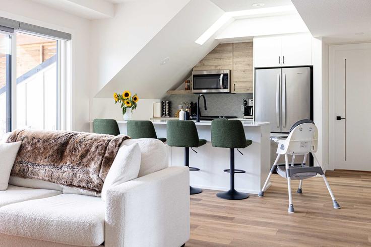 Elegant gestaltetes Wohnzimmer mit moderner Einrichtung in einer Wohnung im Building Mountain Avenue - pristine-peak-getaways - 1608781 in Canmore, Canmore