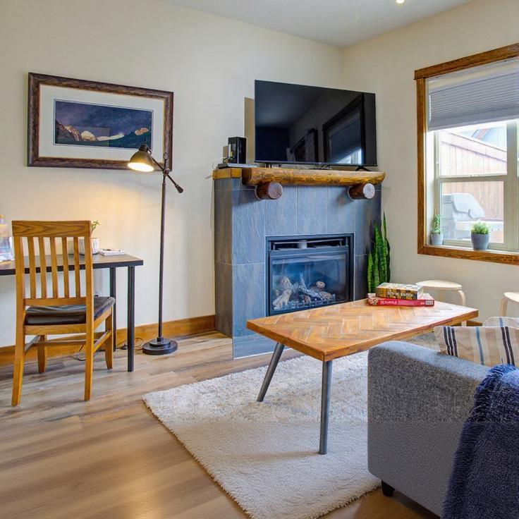 Building Kananaskis Way - pristine-peak-getaways - 1608737 adresindeki bir dairede modern mobilyalarla zarif bir şekilde tasarlanmış oturma odası Canmore, Canmore Building Kananaskis Way - pristine-peak-getaways - 1608737 adresindeki bir dairede modern mobilyalarla zarif bir şekilde tasarlanmış oturma odası Canmore, Canmore