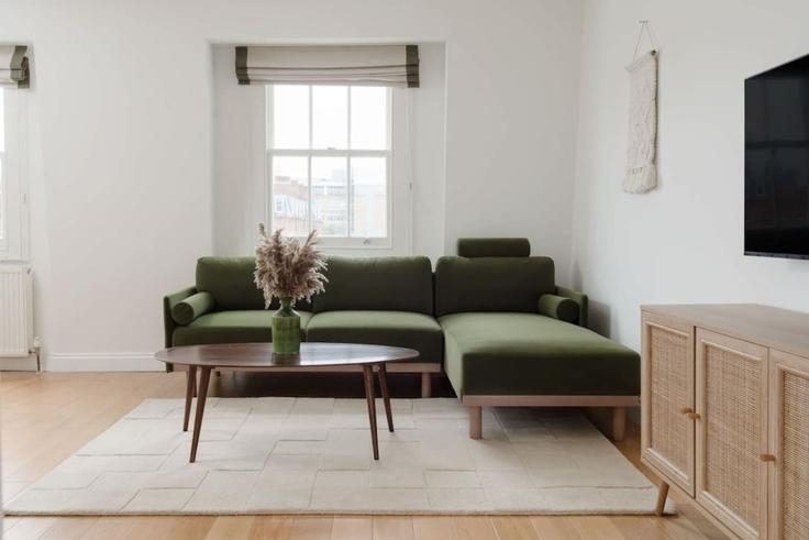 Elegante sala de estar con mobiliario moderno en un apartamento en Building Henniker Mews - private-house-group-1 - 1542807 en Royal Borough of Kensington and Chelsea, London