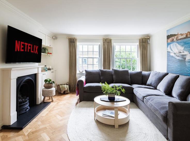 Sala de estar elegantemente projetada com móveis modernos em um apartamento no Building Denbigh Road - private-house-group-1 - 1542812 em Royal Borough of Kensington and Chelsea, London