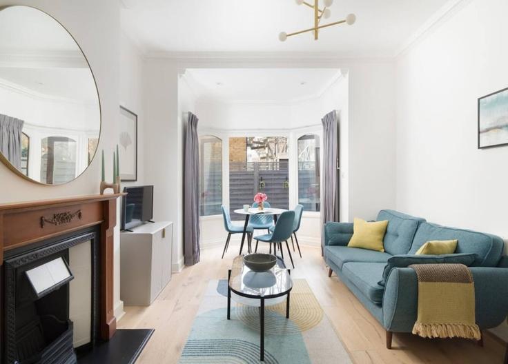 Sala de estar elegantemente projetada com móveis modernos em um apartamento no Building Drury Lane - private-house-group-1 - 1542813 em London Borough of Camden, London