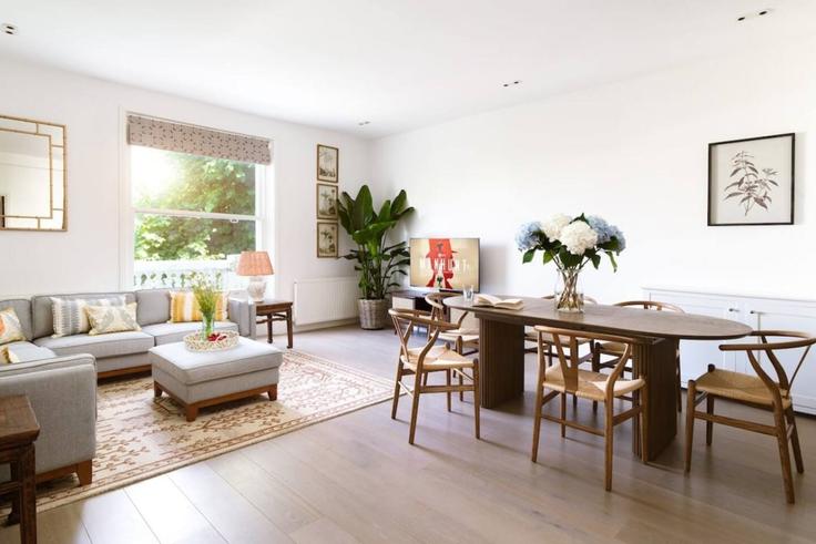 Elegant gestaltetes Wohnzimmer mit moderner Einrichtung in einer Wohnung im Building Pembridge Square - private-house-group-1 - 1542815 in City of Westminster, London