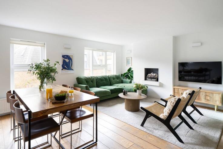 Sala de estar elegantemente projetada com móveis modernos em um apartamento no Building Dunworth Mews - private-house-group-1 - 1542823 em Royal Borough of Kensington and Chelsea, London Sala de estar elegantemente projetada com móveis modernos em um apartamento no Building Dunworth Mews - private-house-group-1 - 1542823 em Royal Borough of Kensington and Chelsea, London