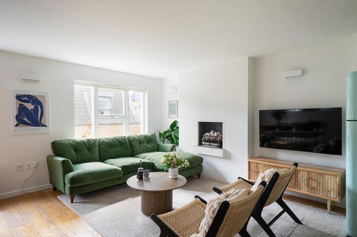 Sala de estar elegantemente projetada com móveis modernos em um apartamento no Building Dunworth Mews - private-house-group - 1511356 em Royal Borough of Kensington and Chelsea, London Sala de estar elegantemente projetada com móveis modernos em um apartamento no Building Dunworth Mews - private-house-group - 1511356 em Royal Borough of Kensington and Chelsea, London