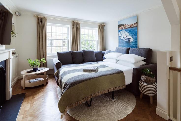 London Royal Borough of Kensington and ChelseaのBuilding Denbigh Road - private-house-group - 1511342のアパートメントにある、モダンな家具を備えたエレガントなデザインのリビングルーム