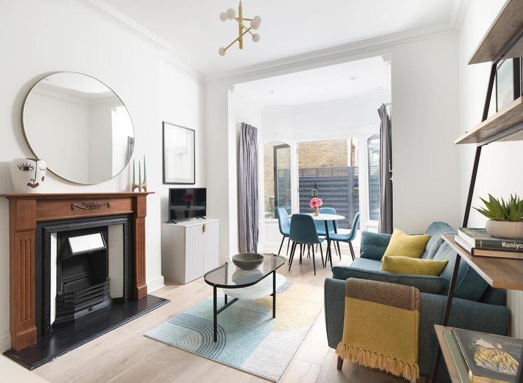 Elegant gestaltetes Wohnzimmer mit moderner Einrichtung in einer Wohnung im Building Drury Lane - private-house-group - 1511343 in London Borough of Camden, London Elegant gestaltetes Wohnzimmer mit moderner Einrichtung in einer Wohnung im Building Drury Lane - private-house-group - 1511343 in London Borough of Camden, London