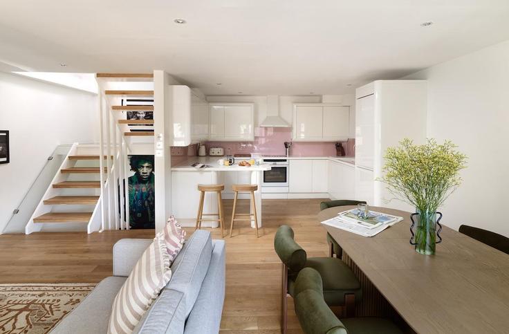 Elegante sala de estar con mobiliario moderno en un apartamento en Building Dunworth Mews - private-house-group - 1511352 en Royal Borough of Kensington and Chelsea, London