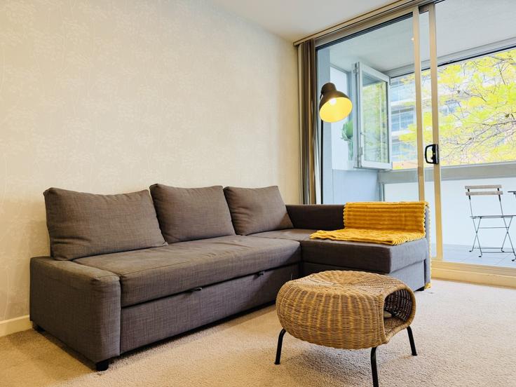 Elegant gestaltetes Wohnzimmer mit moderner Einrichtung in einer Wohnung im Building Morphett Street - project-bnb-pty-ltd - 1624293 in Adelaide, Adelaide Elegant gestaltetes Wohnzimmer mit moderner Einrichtung in einer Wohnung im Building Morphett Street - project-bnb-pty-ltd - 1624293 in Adelaide, Adelaide