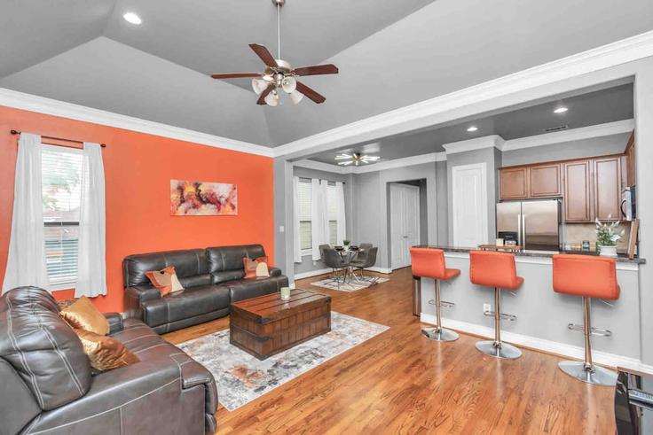 Salle de séjour élégante avec mobilier moderne dans un appartement à Building Saint Emanuel Street - prolificpartnersrealtygroup - 1047945 - USA à Houston, Houston Salle de séjour élégante avec mobilier moderne dans un appartement à Building Saint Emanuel Street - prolificpartnersrealtygroup - 1047945 - USA à Houston, Houston