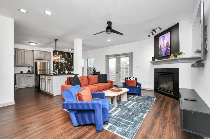 Building Baer Street - prolificpartnersrealtygroup - 1047953 adresindeki bir dairede modern mobilyalarla zarif bir şekilde tasarlanmış oturma odası Houston, Houston Building Baer Street - prolificpartnersrealtygroup - 1047953 adresindeki bir dairede modern mobilyalarla zarif bir şekilde tasarlanmış oturma odası Houston, Houston