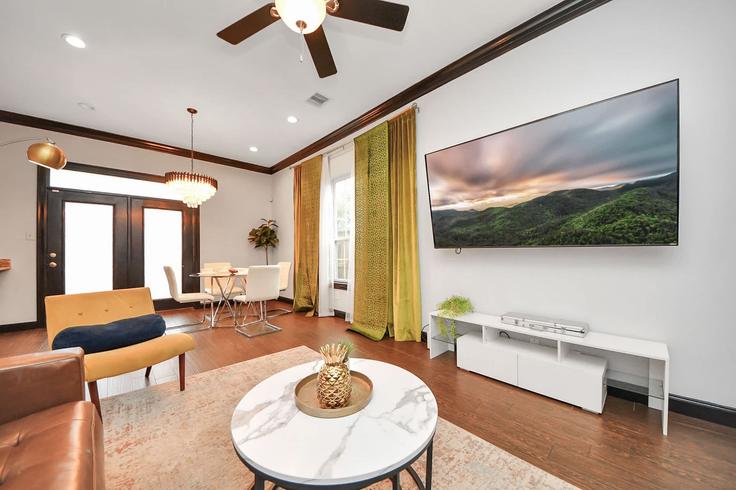 Elegant gestaltetes Wohnzimmer mit moderner Einrichtung in einer Wohnung im Building Ajax Street - prolificpartnersrealtygroup - 1047956 - USA in Houston, Houston