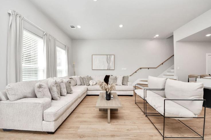 Elegante sala de estar con mobiliario moderno en un apartamento en Building Knoxville Street - prolificpartnersrealtygroup - 1647030 en Houston, Houston Elegante sala de estar con mobiliario moderno en un apartamento en Building Knoxville Street - prolificpartnersrealtygroup - 1647030 en Houston, Houston