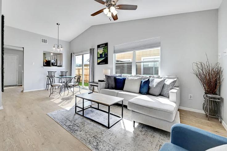 Elegant gestaltetes Wohnzimmer mit moderner Einrichtung in einer Wohnung im Building West Gate Boulevard - proper-stay - 1462825 in Austin, Austin