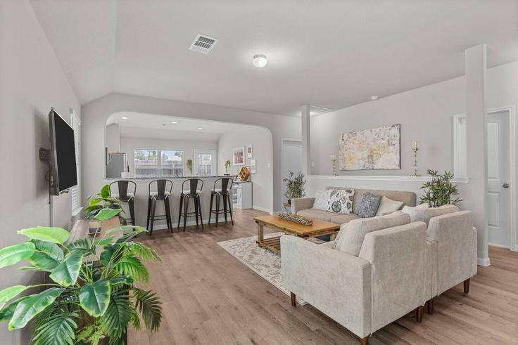 Sala de estar elegantemente projetada com móveis modernos em um apartamento no Building Tavo Ridge Drive - proper-stay - 1462826 em Conroe, Conroe