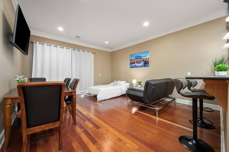 Elegante sala de estar con mobiliario moderno en un apartamento en Building 820 North Thompson Lane - proper-stays-2 - 1699760 en Murfreesboro, Murfreesboro