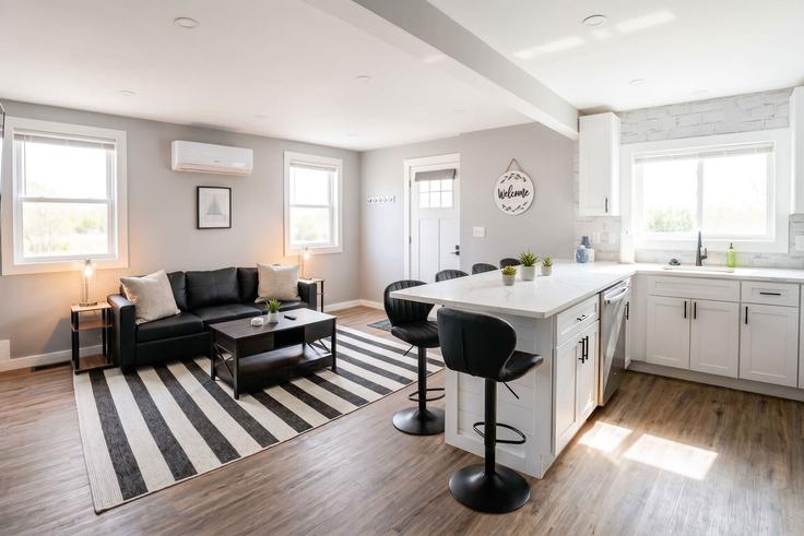 Building Mansion Road - proper-t-llc - 1604262 adresindeki bir dairede modern mobilyalarla zarif bir şekilde tasarlanmış oturma odası Wilmington, Wilmington