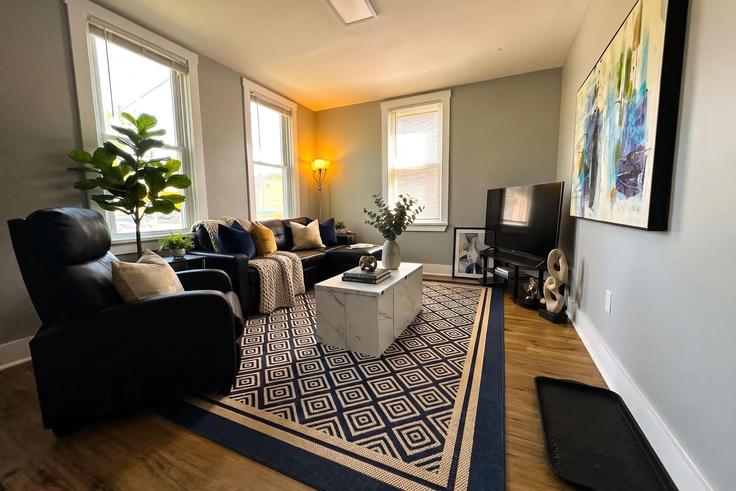 Wilmington, Wilmington에 위치한 Building South Dupont Street - proper-t-llc - 1604256 유닛의 세련된 인테리어가 돋보이는 거실 Wilmington, Wilmington에 위치한 Building South Dupont Street - proper-t-llc - 1604256 유닛의 세련된 인테리어가 돋보이는 거실