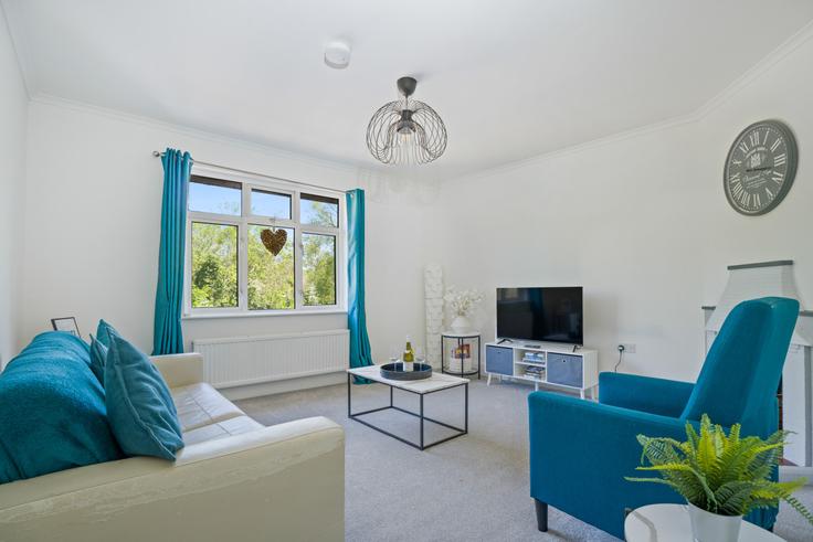 Salle de séjour élégante avec mobilier moderne dans un appartement à Building Wraysbury Road - properties-4-all-seasons-ltd - 1626243 à Staines, Staines