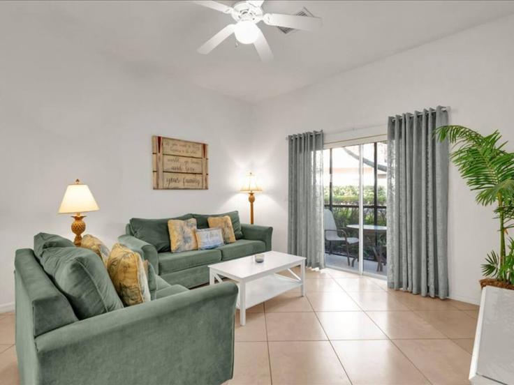 Elegante sala de estar con mobiliario moderno en un apartamento en Building Rum Run - properties-4-all-seasons-ltd - 1626241 en Four Corners, Four Corners Elegante sala de estar con mobiliario moderno en un apartamento en Building Rum Run - properties-4-all-seasons-ltd - 1626241 en Four Corners, Four Corners