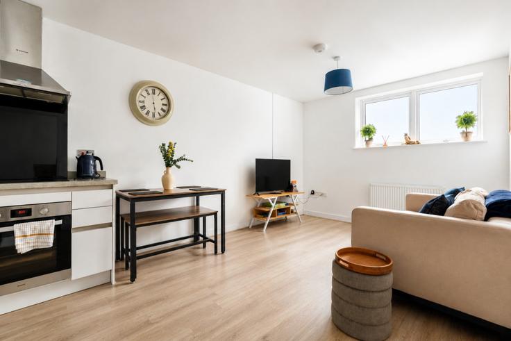 Salle de séjour élégante avec mobilier moderne dans un appartement à Building 4 Allington House - properties-4-all-seasons-ltd - 1626249 à Spelthorne District, Ashford Salle de séjour élégante avec mobilier moderne dans un appartement à Building 4 Allington House - properties-4-all-seasons-ltd - 1626249 à Spelthorne District, Ashford