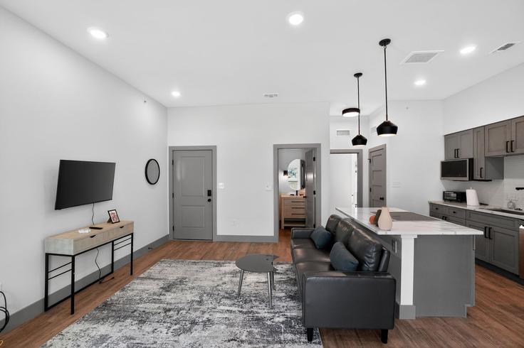Elegant gestaltetes Wohnzimmer mit moderner Einrichtung in einer Wohnung im Building Wickersham Lane - properties-by-preston-1 - 1613062 in Austin, Austin