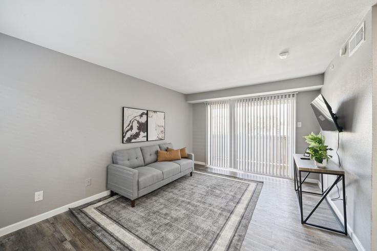 Elegante sala de estar con mobiliario moderno en un apartamento en Building Esperanza Road - properties-by-preston-1 - 1613339 en Dallas, Dallas