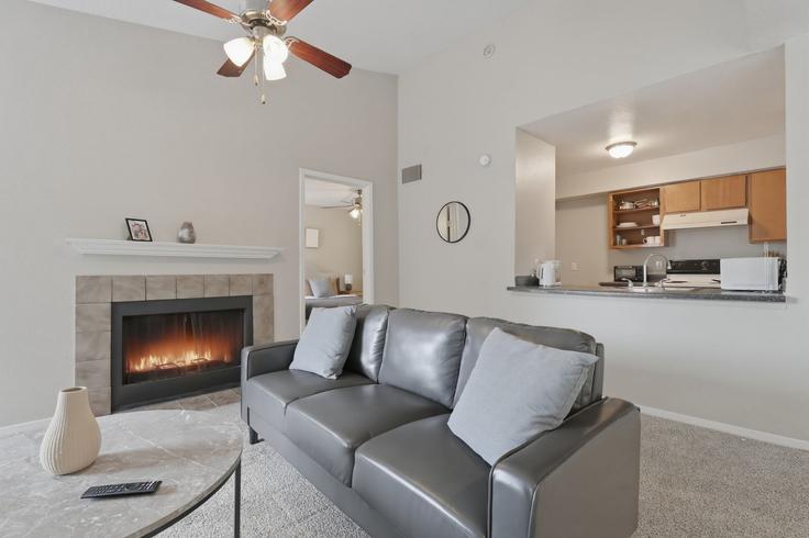 Sala de estar elegantemente projetada com móveis modernos em um apartamento no Building Peach Creek Crescent - properties-by-preston-1 - 1612639 em Nashville, Nashville Sala de estar elegantemente projetada com móveis modernos em um apartamento no Building Peach Creek Crescent - properties-by-preston-1 - 1612639 em Nashville, Nashville