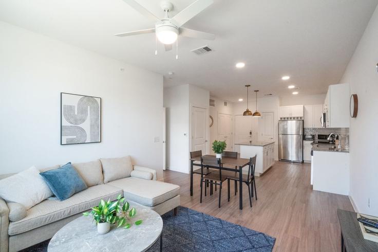 Elegant gestaltetes Wohnzimmer mit moderner Einrichtung in einer Wohnung im Building Decker Lane - properties-by-preston-1 - 1613156 in Austin, Austin