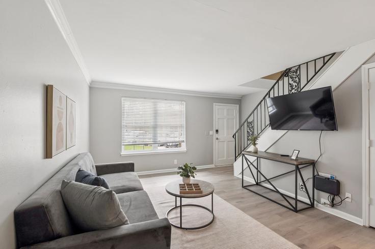Elegante sala de estar con mobiliario moderno en un apartamento en Building Adamwood Drive - properties-by-preston-1 - 1612788 en Nashville, Nashville