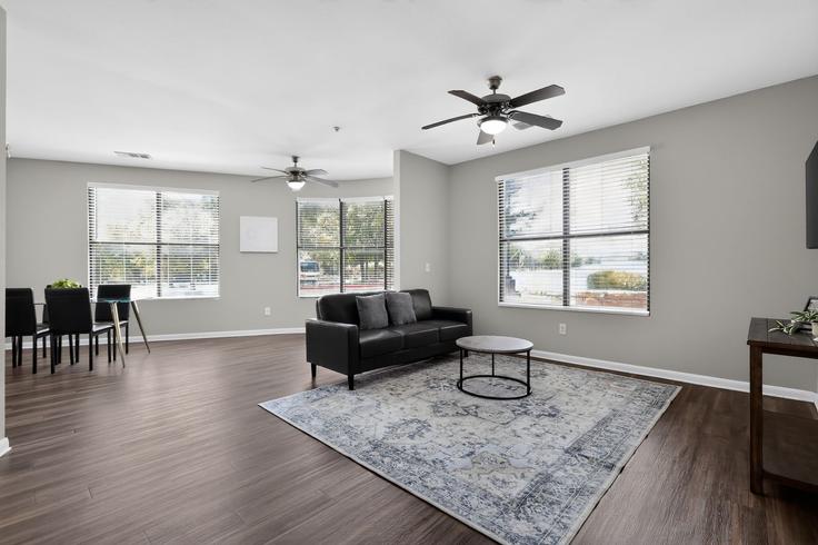 Dallas DallasのBuilding South Lancaster Road - properties-by-preston-1 - 1612801のアパートメントにある、モダンな家具を備えたエレガントなデザインのリビングルーム