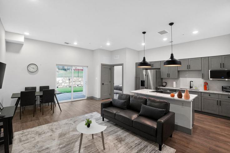Elegant gestaltetes Wohnzimmer mit moderner Einrichtung in einer Wohnung im Building Wickersham Lane - properties-by-preston-1 - 1613064 in Austin, Austin