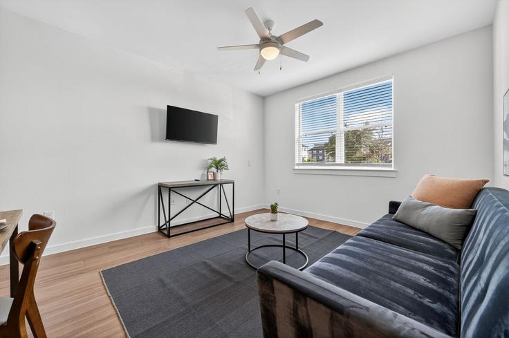 Elegant gestaltetes Wohnzimmer mit moderner Einrichtung in einer Wohnung im Building Decker Lane - properties-by-preston-1 - 1613151 in Austin, Austin