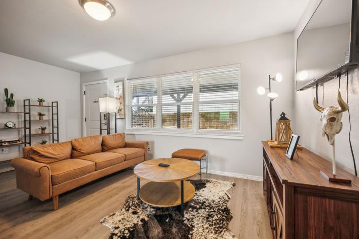 Salle de séjour élégante avec mobilier moderne dans un appartement à Building Park Lane - properties-by-preston-1 - 1612475 à Dallas, Dallas