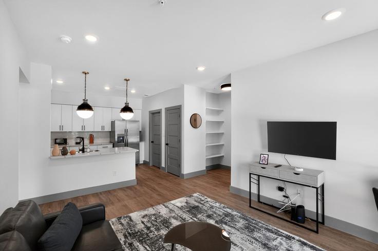 Sala de estar elegantemente projetada com móveis modernos em um apartamento no Building Wickersham Lane - properties-by-preston-1 - 1613054 em Austin, Austin