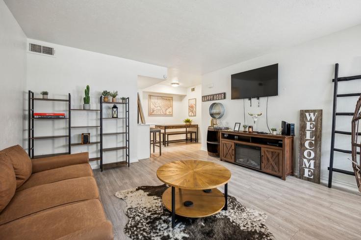 Salle de séjour élégante avec mobilier moderne dans un appartement à Building Park Lane - properties-by-preston-1 - 1612472 à Dallas, Dallas