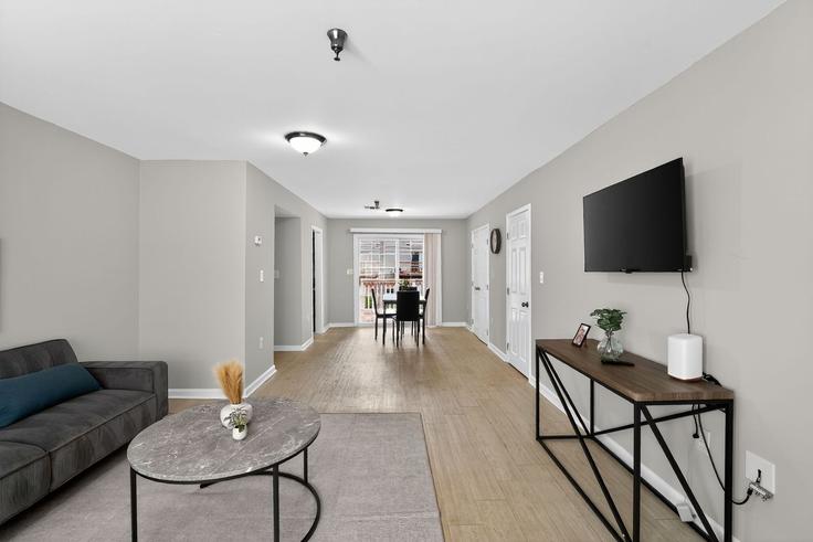 Salle de séjour élégante avec mobilier moderne dans un appartement à Building Riverdale Road - properties-by-preston-1 - 1612499 à Atlanta, Atlanta Salle de séjour élégante avec mobilier moderne dans un appartement à Building Riverdale Road - properties-by-preston-1 - 1612499 à Atlanta, Atlanta
