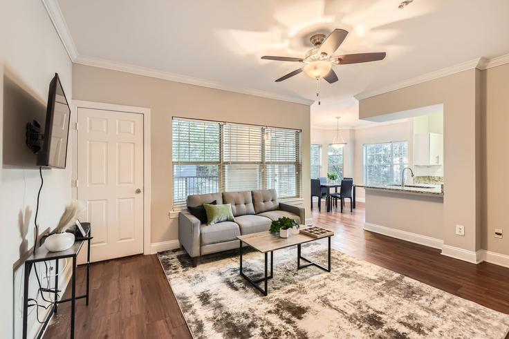 Salle de séjour élégante avec mobilier moderne dans un appartement à Building North Avenue Northeast - properties-by-preston-1 - 1612669 à Atlanta, Atlanta Salle de séjour élégante avec mobilier moderne dans un appartement à Building North Avenue Northeast - properties-by-preston-1 - 1612669 à Atlanta, Atlanta