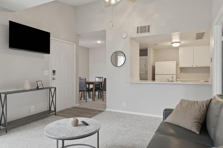 Sala de estar elegantemente projetada com móveis modernos em um apartamento no Building Sugar Creek Circle - properties-by-preston-1 - 1612636 em Nashville, Nashville Sala de estar elegantemente projetada com móveis modernos em um apartamento no Building Sugar Creek Circle - properties-by-preston-1 - 1612636 em Nashville, Nashville